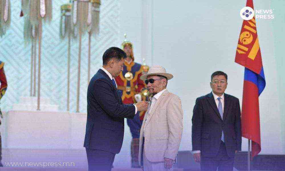 Ардын уран зохиолч Тангадын Галсан Хөдөлмөрийн баатар боллоо